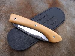 Couteau pliant L.LATASTE manche en buis, lame brut de forge avec son étui de protection (fourreau de poche).