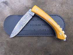Couteau pliant L.LATASTE manche en corne de bélier et lame damas avec son étui de protection (fourreau de poche).