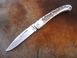 Couteau LOU PALOUMAYRE avec un manche en bois de cerf.