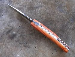 Couteau LOU PALOUMAYRE manche en bois de rose et tire-bouchon, détail du guillochage.