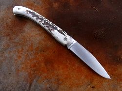 Couteau LOU PALOUMAYRE avec manche en bois de cerf.