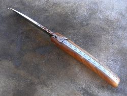Couteau LOU PALOUMAYRE manche en orme avec guillochage du ressort, du dos de la lame ainsi que les vis de serrage.