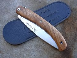 Couteau LOU PALOUMAYRE manche en orme avec son étui de protection, fourreau de poche.