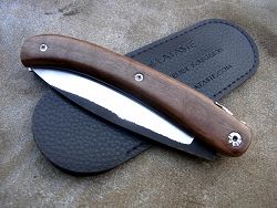 Couteau LOU PALOUMAYRE manche en bois de cerf avec son étui de protection, fourreau de poche.