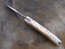 Couteau LOU PALOUMAYRE manche en bouleau madré avec guillochage du ressort, du dos de la lame ainsi que les vis de serrage.