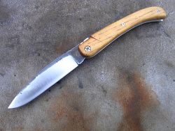 Couteau LOU PALOUMAYRE manche en bois de cerf, présentation du couteau fermé et guillochage. 