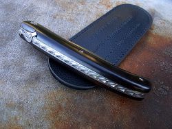Couteau LOU PALOUMAYRE manche en ébène avec son étui de protection, fourreau de poche.