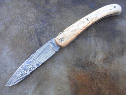 Couteau LOU PALOUMAYRE avec manche en bouleau madré et lame en damas forgé. 