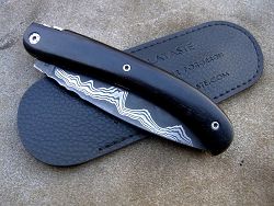 Couteau LOU PALOUMAYRE manche ébène et lame damas avec son étui de protection (fourreau de poche).