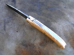 Couteau LOU PALOUMAYRE manche en bouleau madré et sa palombe avec petit guillochage sur le ressort.