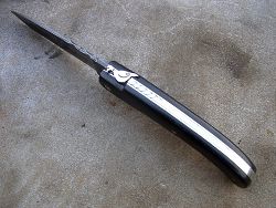 Couteau LOU PALOUMAYRE manche en ébène et sa palombe avec petit guillochage sur le ressort.