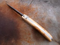 Couteau LOU PALOUMAYRE manche en fourche de peuplier avec sa palombe, entièrement guilloché, ressort, dos de la lame et vis de serrage