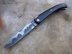Couteau LOU PALOUMAYRE avec manche en ébène et lame en damas forgé.