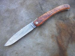 Couteau LOU PALOUMAYRE avec manche en racine de thuya et lame en damas forgé. 