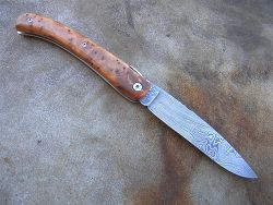 Couteau LOU PALOUMAYRE avec manche en racine de thuya et lame en damas forgé.