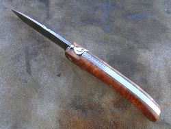 Couteau LOU PALOUMAYRE manche en racine de thuya et sa palombe avec petit guillochage sur le ressort.
