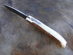 Couteau LOU PALOUMAYRE manche en bois de cerf et sa palombe avec petit guillochage sur le ressort.