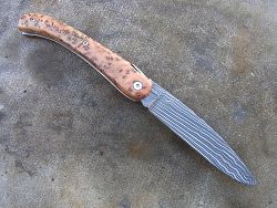 Couteau LOU PALOUMAYRE avec manche en racine de thuya et lame en damas forgé.