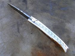 Couteau LOU PALOUMAYRE manche en bois de cerf et sa palombe avec petit guillochage sur le ressort.