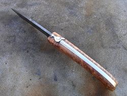 Couteau LOU PALOUMAYRE manche en racine de thuya et sa palombe avec petit guillochage sur le ressort.