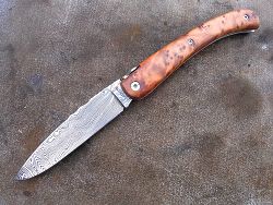 Couteau LOU PALOUMAYRE avec manche en racine de thuya et lame en damas forgé. 