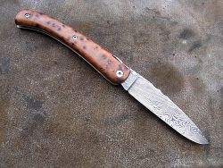 Couteau LOU PALOUMAYRE avec manche en racine de thuya et lame en damas forgé. 