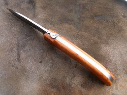 Couteau LOU PALOUMAYRE manche en if et sa palombe sur le ressort.