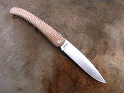 Couteau LOU PALOUMAYRE manche en palmier avec sa palombe, entièrement guilloché, ressort, dos de la lame et vis de serrage