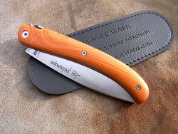Couteau LOU PALOUMAYRE manche en if avec son étui de protection, (fourreau de poche).