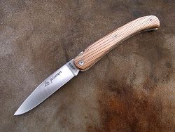 Couteau LOU PALOUMAYRE avec un manche en chêne.