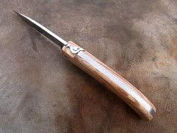 Couteau LOU PALOUMAYRE manche en chêne et sa palombe sur le ressort.