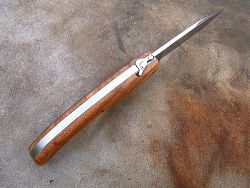 Couteau LOU PALOUMAYRE manche en orme et sa palombe sur le ressort.