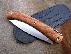 Couteau LOU PALOUMAYRE manche en orme avec son étui de protection, (fourreau de poche).