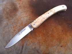 Couteau LOU PALOUMAYRE avec un manche en bouleau madré.