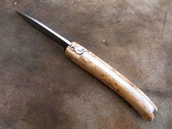 Couteau LOU PALOUMAYRE manche en bouleau madré et sa palombe sur le ressort.