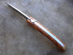 Couteau LOU PALOUMAYRE manche en racine de thuya et sa palombe sur le ressort.