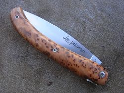 Couteau LOU PALOUMAYRE manche en racine de thuya, présentation du couteau fermé. 