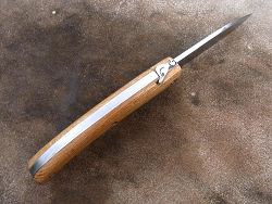 Couteau LOU PALOUMAYRE manche en robinier et sa palombe sur le ressort.