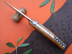 Couteau LOU PALOUMAYRE olivier avec tire-bouchon et sa palombe sur le ressort, tire-bouchon latéral noyé dans la ligne du couteau.