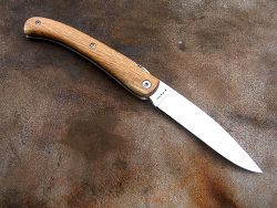 Couteau LOU PALOUMAYRE avec un manche en robinier.