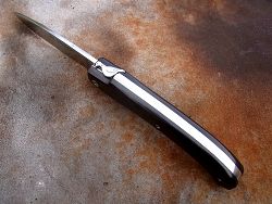 Couteau LOU PALOUMAYRE manche en ébène et sa palombe sur le ressort.