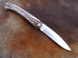 Couteau LOU PALOUMAYRE manche en bois de cerf, présentation couteau fermé.