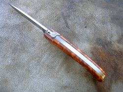 Couteau LOU PALOUMAYRE manche en racine de thuya et sa palombe sur le ressort.