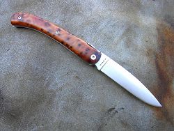 Couteau LOU PALOUMAYRE manche en racine de thuya, présentation du couteau fermé. 