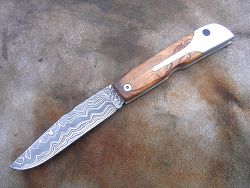 Couteau LE BECASSIER manche en olivier et lame en damas forgé.