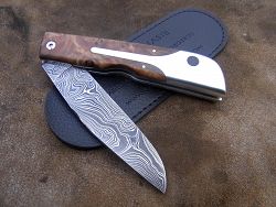 Couteau LE BACASSIER manche loupe de peuplier stabilisée et damas avec son étui de protection, fourreau de poche.