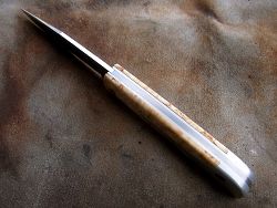 Couteau LE BECASSIER manche en bouleau, présentation dessus du couteau