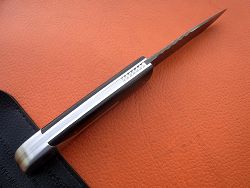 Couteau LE BACASSIER manche en hêtre teinté avec petit guillochage sur le ressort ainsi que le dos de lame.