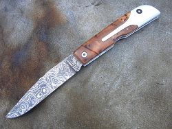 Couteau LE BECASSIER manche en olivier et lame en damas forgé.