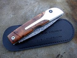 Couteau LE BACASSIER manche en hêtre teinté et damas avec son étui de protection, fourreau de poche.